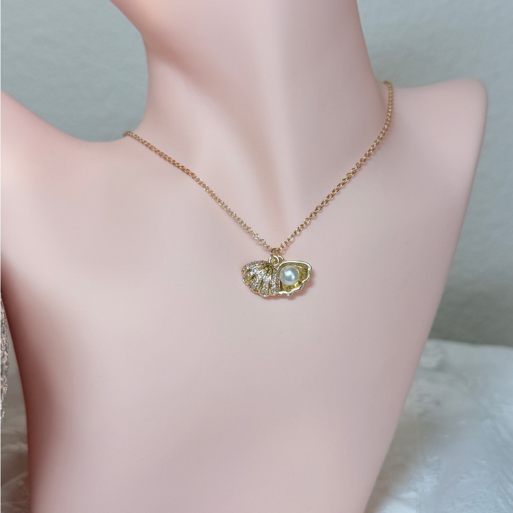 Elegant Gold Shell Pendant Necklace - Picture 9 of 10